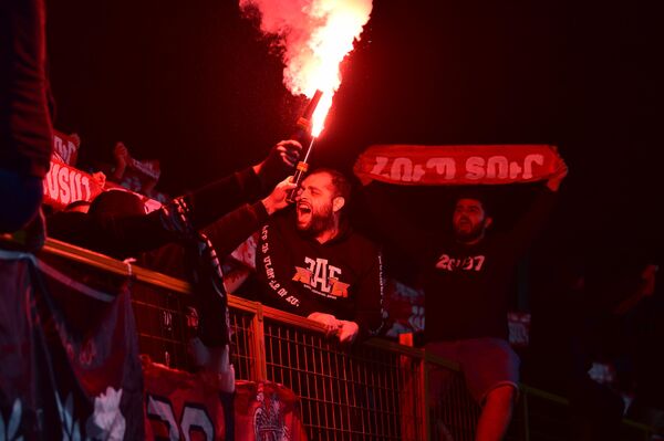 Болельщики сборной Армении перед началом отборочного матча чемпионата мира по футболу 2026 года между сборными Армении и Венгрии - Sputnik Армения