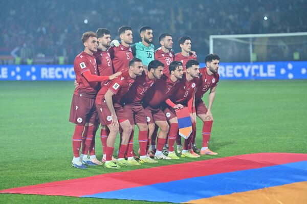 Футболисты сборной Армении перед началом отборочного матча чемпионата мира по футболу 2026 года между сборными Армении и Венгрии - Sputnik Армения