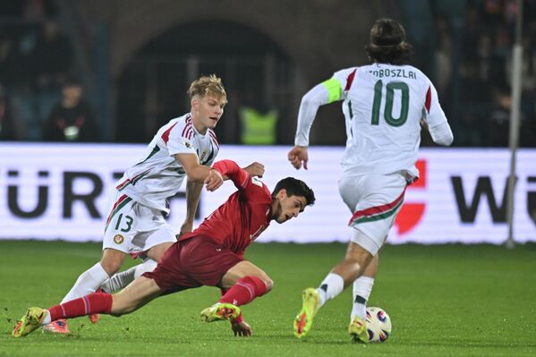 Грант-Леон Ранос и Андрас Шафер во время отборочного матча чемпионата мира по футболу 2026 года между сборными Армении и Венгрии - Sputnik Армения