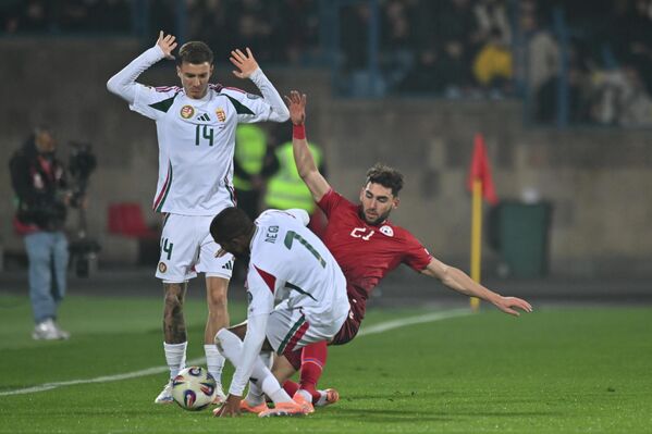 Наир Тикнизян во время отборочного матча чемпионата мира по футболу 2026 года между сборными Армении и Венгрии - Sputnik Армения