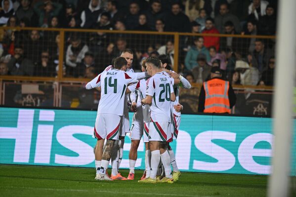 Футболисты сборной Венгрии празднуют забитый гол во время отборочного матча чемпионата мира по футболу 2026 года между сборными Армении и Венгрии - Sputnik Армения