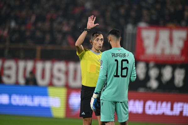 Рефери Жозе Мария Санчес и вратарь Генри Авагян во время отборочного матча чемпионата мира по футболу 2026 года между сборными Армении и Венгрии - Sputnik Армения