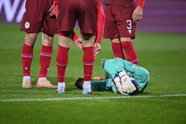 Вратарь Генри Авагян получает травму во время отборочного матча чемпионата мира по футболу 2026 года между сборными Армении и Венгрии - Sputnik Армения