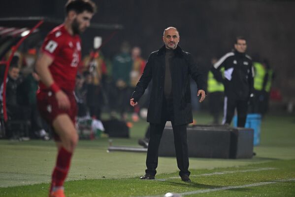 Главный тренер сборной Армении Егише Меликян во время отборочного матча чемпионата мира по футболу 2026 года между сборными Армении и Венгрии - Sputnik Армения