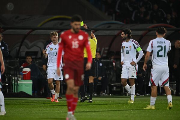 Рефери Жозе Мария Санчес показывает желтую карточку главному тренеру сборной Армении Егише Меликяну во время отборочного матча чемпионата мира по футболу 2026 года между сборными Армении и Венгрии - Sputnik Армения