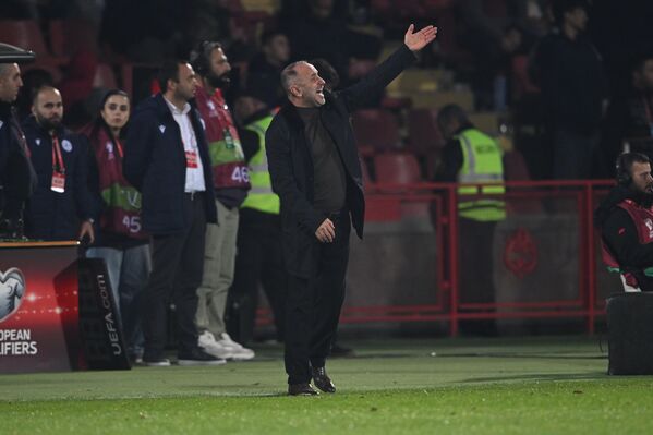 Главный тренер сборной Армении Егише Меликян во время отборочного матча чемпионата мира по футболу 2026 года между сборными Армении и Венгрии - Sputnik Армения