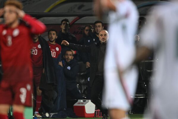 Главный тренер сборной Армении Егише Меликян во время отборочного матча чемпионата мира по футболу 2026 года между сборными Армении и Венгрии - Sputnik Армения