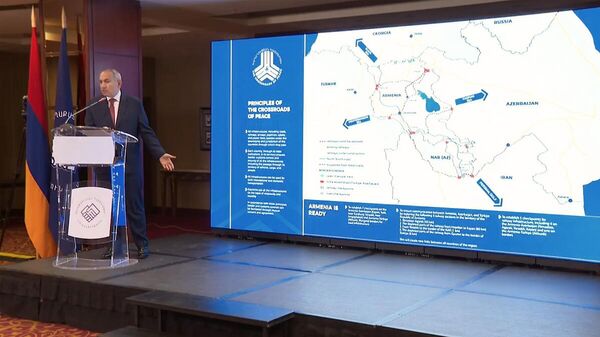 Премьер-министр Никол Пашинян на конференции Перекресток мира: развитие региональных коммуникаций и сотрудничества (14 ноября 2025). Еревaн - Sputnik Армения