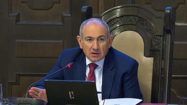 Премьер-министр Никол Пашинян на очередном заседании правительства (14 ноября 2025). Еревaн - Sputnik Армения