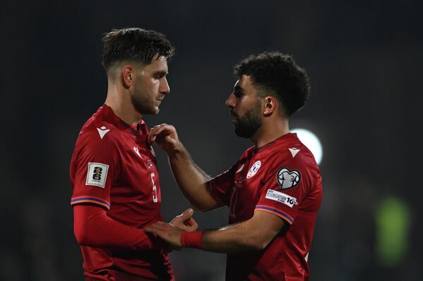 Степа Мкртчян и Нарек Григорян после отборочного матча чемпионата мира по футболу 2026 года между сборными Армении и Венгрии - Sputnik Армения