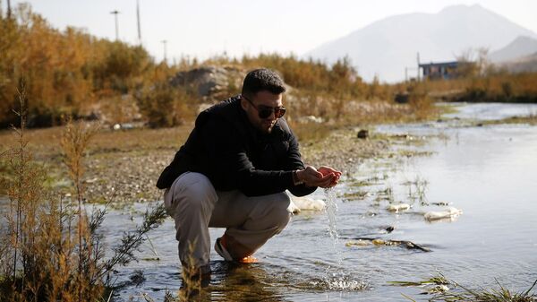 Мужчина в реке Лавасан, которая в значительной степени высохла, а другие озера и реки достигли критического уровня из-за нехватки воды по всему Тегерану (11 ноября 2025). Иран - Sputnik Армения