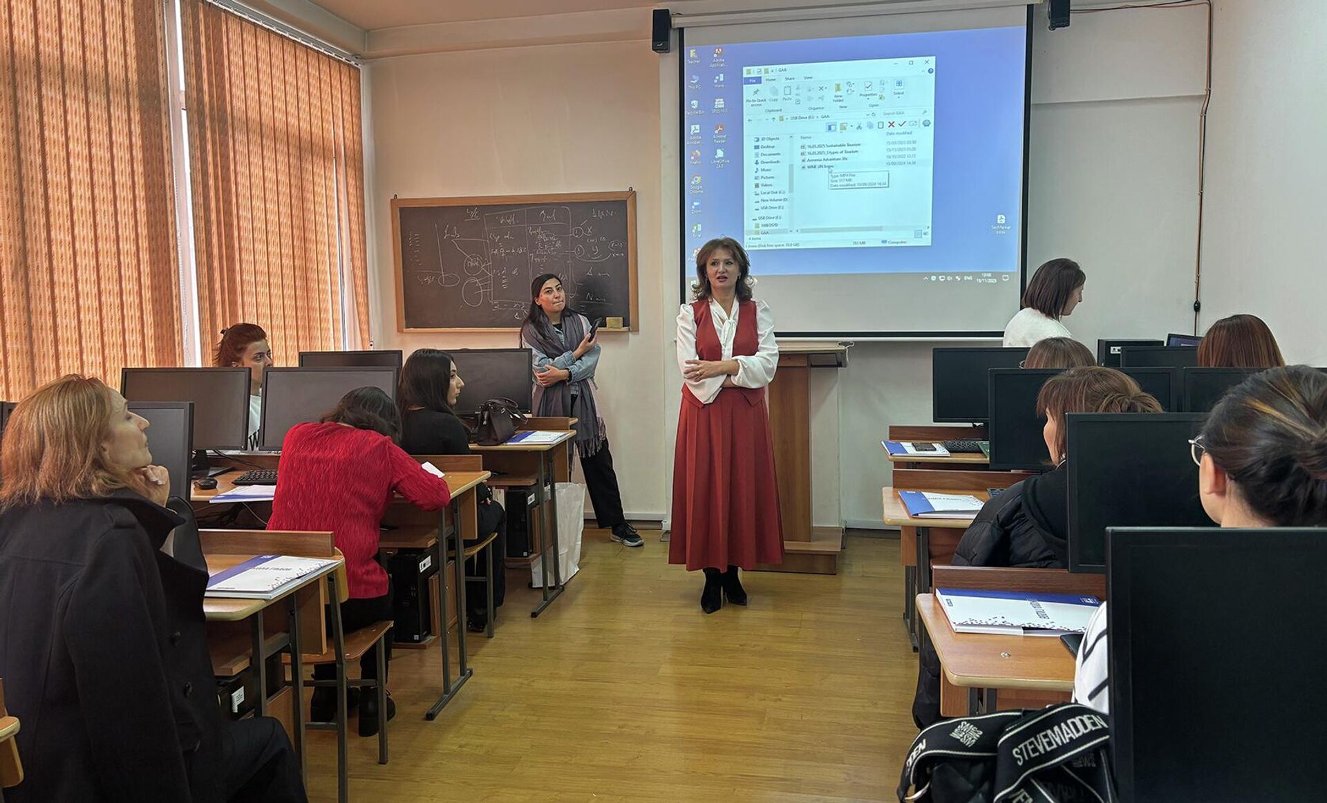 Школа гидов в Ереване (15 ноября 2025). Еревaн - Sputnik Армения, 1920, 15.11.2025