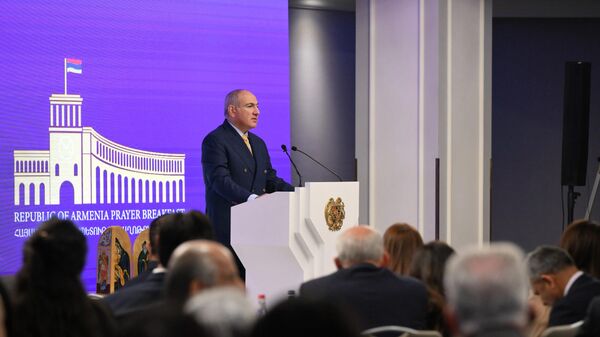 Премьер-министр Никол Пашинян принял участие в первом молитвенном завтраке Республики Армения (15 ноября 2025). Еревaн - Sputnik Армения