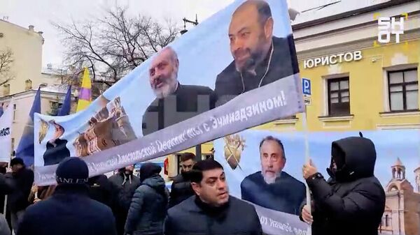 Մոսկվայում ՀՀ դեսպանատան մոտ հակաեկեղեցական արշավի դեմ ակցիա է անցկացվել - Sputnik Արմենիա
