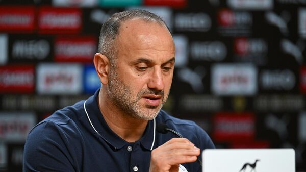 Главный тренер сборной Армении по футболу Егише Меликян во время предматчевой пресс-конференции последнего матча чемпионата мира по футболу 2026 года против сборной Португалии (15 ноября 2025). Порту - Sputnik Армения