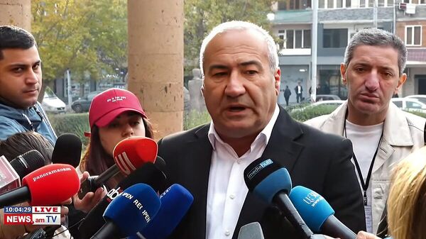 Кандидат в главы Вагаршапата Хачик Манукян отвечает на вопросы журналистов перед голосованием (16 ноября 2025). Вагаршапат - Sputnik Армения