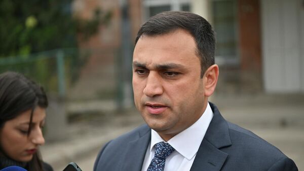 Кандидат в главы Вагаршапата Аргишти Мехакян отвечает на вопросы журналистов после голосования (16 ноября 2025). Вагаршапат - Sputnik Армения