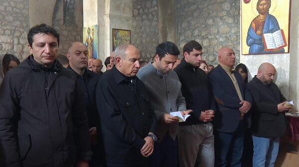 Премьер-министр Никол Пашинян, спикер НС Ален Симонян и министр финансов Ваге Ованнисян во время литургии в церкви Сурб Аствацацин (16 ноября 2025). Хачик - Sputnik Армения