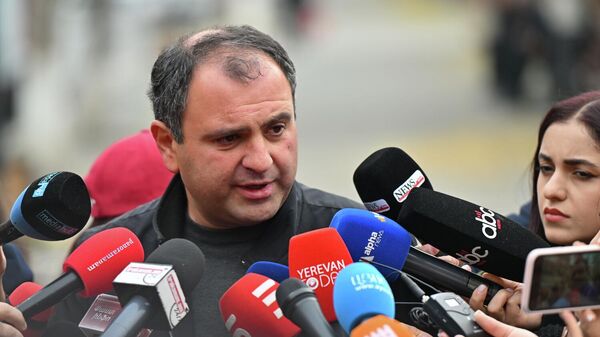 Кандидат в главы Вагаршапата Севак Хачатрян отвечает на вопросы журналистов перед голосованием (16 ноября 2025). Вагаршапат - Sputnik Армения