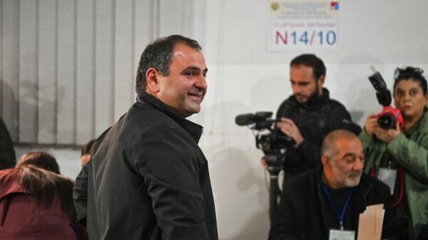 Кандидат в главы Вагаршапата Севак Хачатрян во время голосования (16 ноября 2025). Вагаршапат - Sputnik Армения