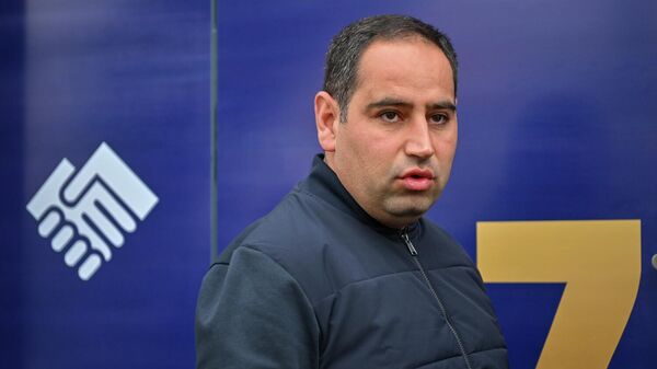 Министр территориального управления и инфраструктур Давид Худатян у штаба кандидата от партии Гражданский договор Аргишти Мехакяна (16 ноября 2025). Вагаршапат - Sputnik Армения