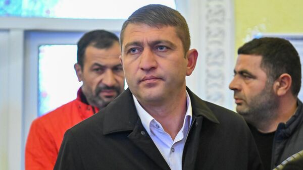 Кандидат в главы Вагаршапата Гриша Арутюнян во время голосования (16 ноября 2025). Вагаршапат - Sputnik Армения