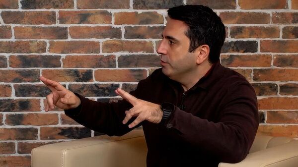 Кадр из подкаста ArmComedy с участием Алена Симоняна Кадр из подкаста ArmComedy с участием Алена Симоняна - Sputnik Армения