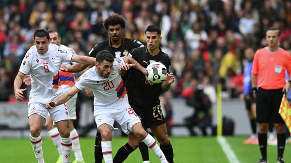 Карен Мурадян во время отборочного матча чемпионата мира по футболу 2026 года между сборными Португалии и Армении (16 ноября 2025). Порту - Sputnik Армения