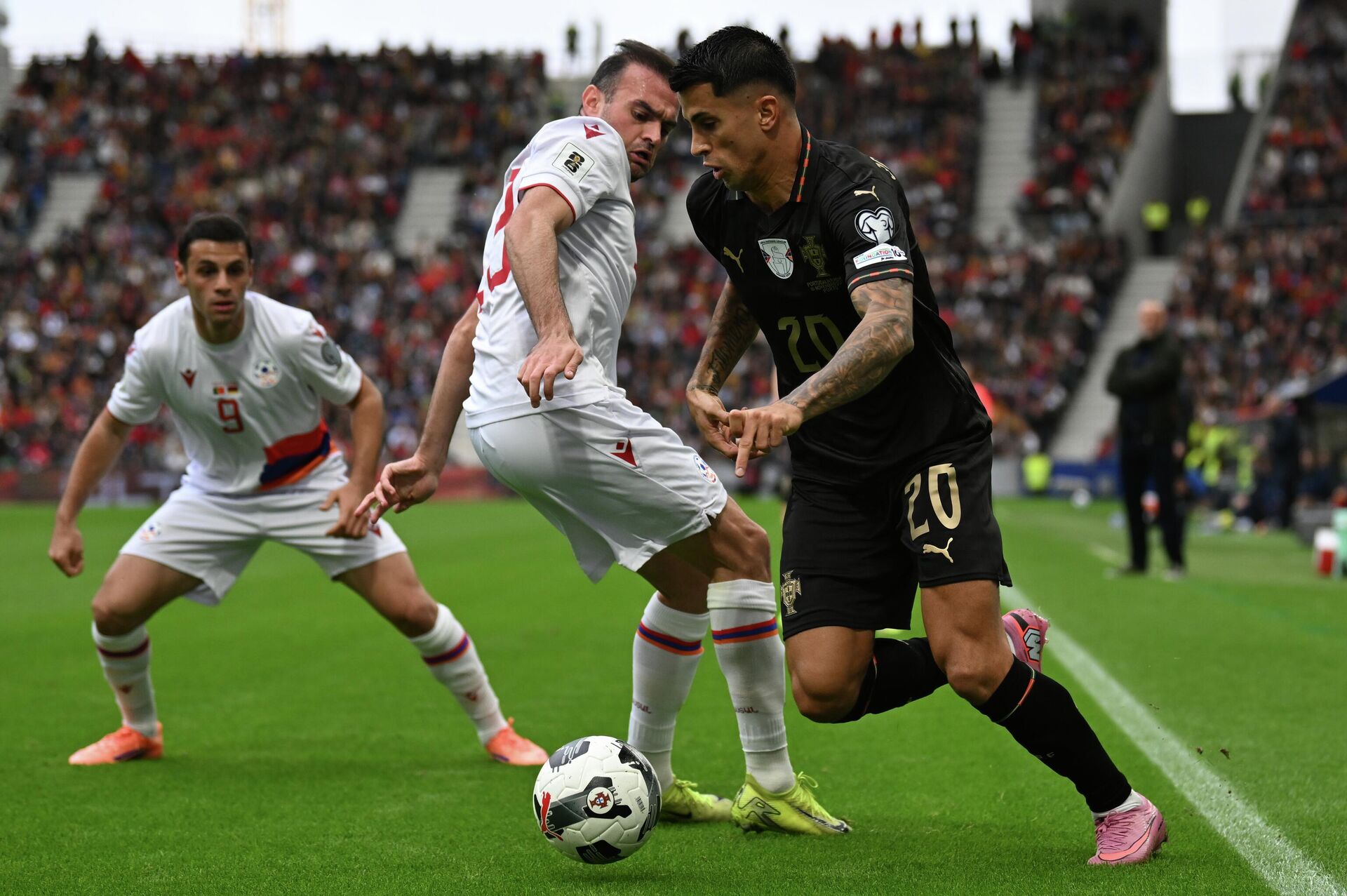 Камо Ованнисян и португалец Жоао Кансело во время отборочного матча чемпионата мира по футболу 2026 года между сборными Португалии и Армении (16 ноября 2025). Порту - Sputnik Армения, 1920, 16.11.2025