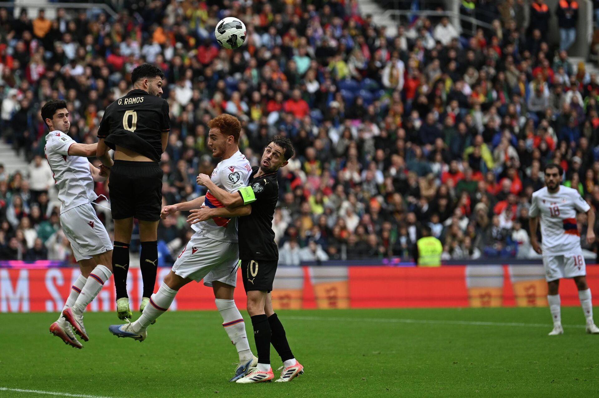 Отборочный матч чемпионата мира по футболу 2026 года между сборными Португалии и Армении (16 ноября 2025). Порту Отборочный матч чемпионата мира по футболу 2026 года между сборными Португалии и Армении (16 ноября 2025). Порту - Sputnik Արմենիա, 1920, 16.11.2025