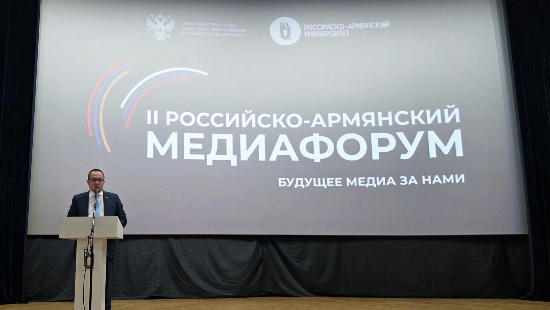 Советник-посланник посольства России в Армении Дмитрий Лицкай на II Российско-Армянском медиафоруме Искусственный интеллект в медиа: угрозы или новые возможности? в РАУ (17 ноября 2025). Еревaн Советник-посланник посольства России в Армении Дмитрий Лицкай на II Российско-Армянском медиафоруме Искусственный интеллект в медиа: угрозы или новые возможности? в РАУ (17 ноября 2025). Еревaн - Sputnik Армения, 1920, 17.11.2025