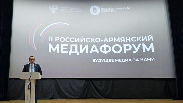 Советник-посланник посольства России в Армении Дмитрий Лицкай на II Российско-Армянском медиафоруме Искусственный интеллект в медиа: угрозы или новые возможности? в РАУ (17 ноября 2025). Еревaн - Sputnik Армения