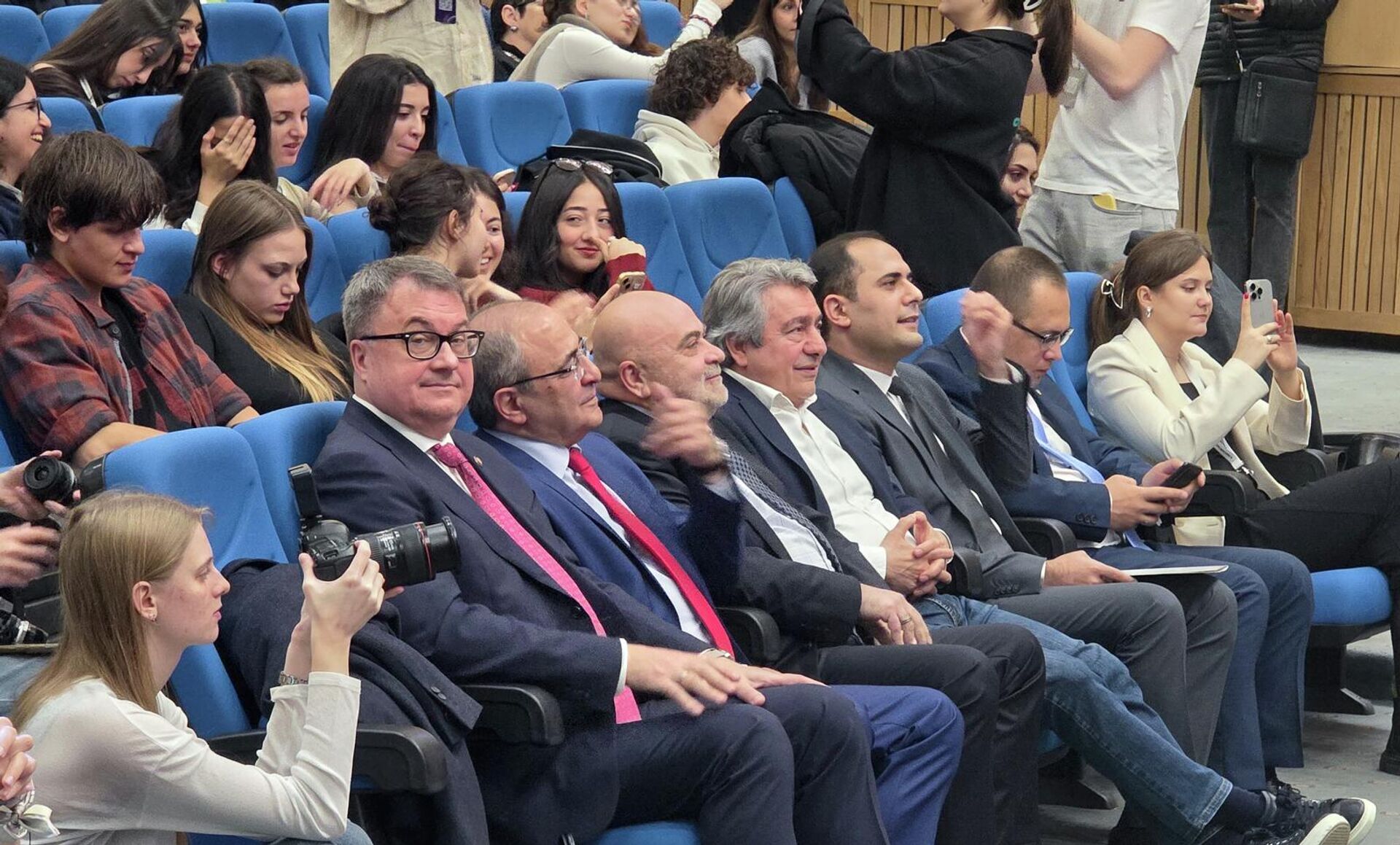 Руководитель представительства Россотрудничества в Армении Вадим Фефилов на II Российско-Армянском медиафоруме Искусственный интеллект в медиа: угрозы или новые возможности? в РАУ (17 ноября 2025). Еревaн Руководитель представительства Россотрудничества в Армении Вадим Фефилов на II Российско-Армянском медиафоруме Искусственный интеллект в медиа: угрозы или новые возможности? в РАУ (17 ноября 2025). Еревaн - Sputnik Армения, 1920, 17.11.2025