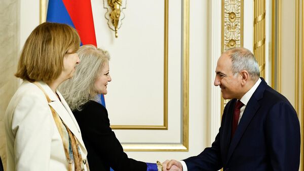 Премьер-министр Никол Пашинян принял делегацию во главе с заместителем государственного секретаря США Эллисон Хукер (17 ноября 2025). Еревaн Премьер-министр Никол Пашинян принял делегацию во главе с заместителем государственного секретаря США Эллисон Хукер (17 ноября 2025). Еревaн - Sputnik Армения