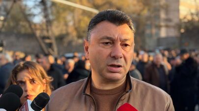 Эдуард Шармазанов отвечает на вопросы журналистов у здания актикоррупционного суда (17 ноября 2025). Еревaн