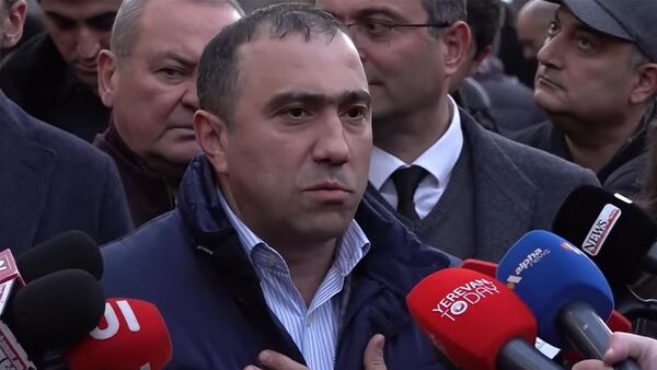 Адвокат Армен Фероян отвечает на вопросы журналистов у здания суда (17 ноября 2025). Еревaн - Sputnik Армения