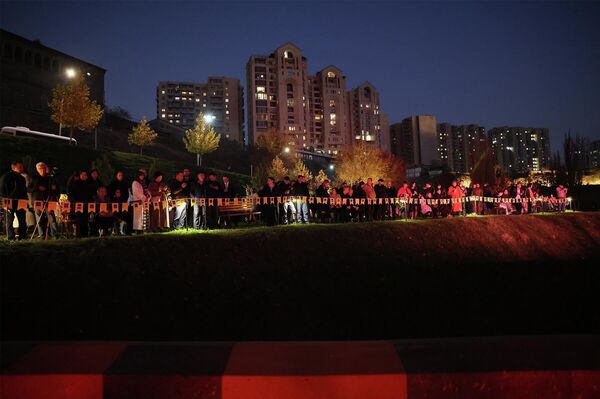 Երևանի Կարմիր կամուրջը վերականգնման աշխատանքներից հետո բացվել է - Sputnik Արմենիա