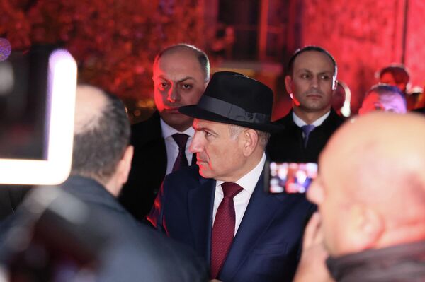 Երևանի Կարմիր կամուրջը վերականգնման աշխատանքներից հետո բացվել է - Sputnik Արմենիա