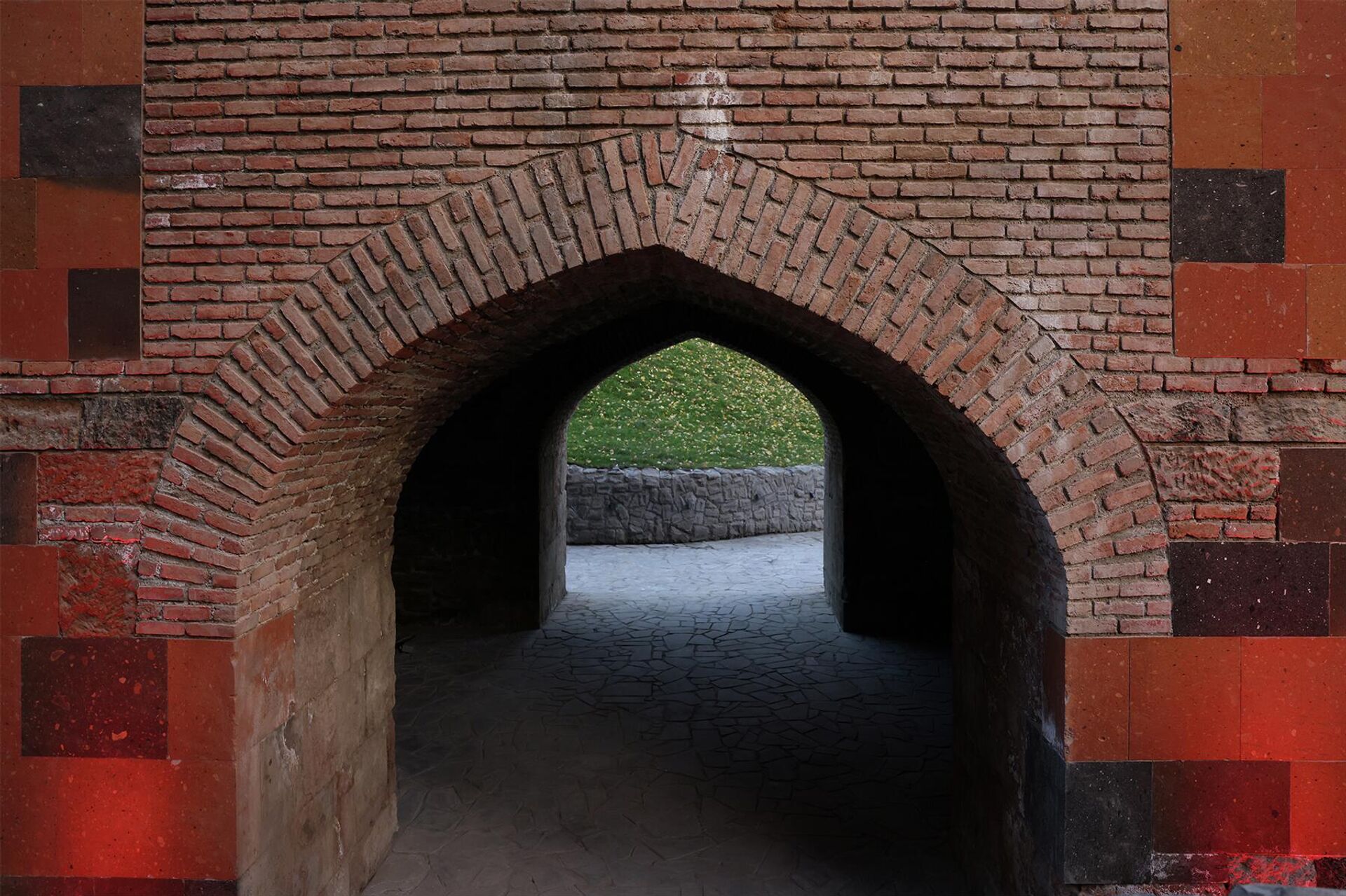 Исторический Красный мост открылся после реставрации (17 ноября 2025). Еревaн - Sputnik Армения, 1920, 17.11.2025