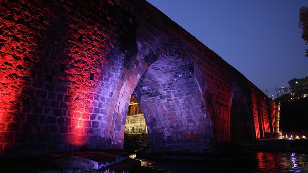 Երևանի Կարմիր կամուրջը վերականգնման աշխատանքներից հետո բացվել է
 - Sputnik Արմենիա