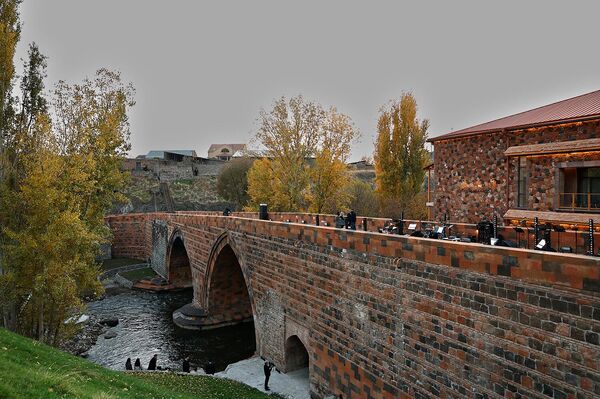 Երևանի Կարմիր կամուրջը վերականգնման աշխատանքներից հետո բացվել է - Sputnik Արմենիա