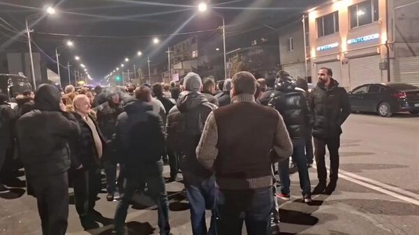 Машина с Самвелом Карапетяном отъезжает от здания суда - Sputnik Армения