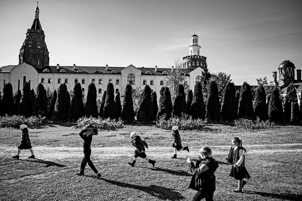 1-е место в номинации Портрет. Герой нашего времени, серии: фотография Пелагии Тихоновой (Россия) Шепот в тишине - Sputnik Армения