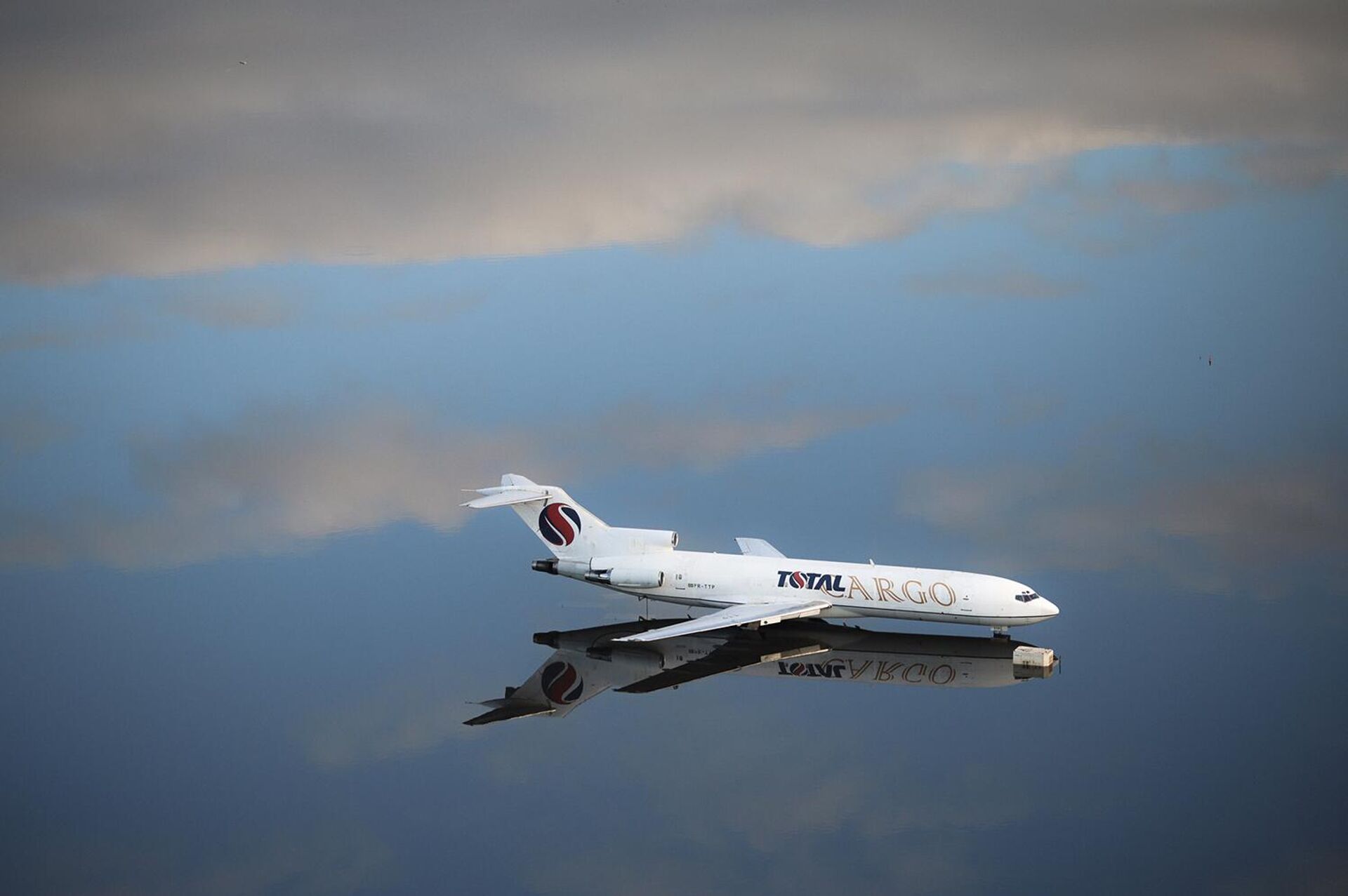 1-е место в номинации Вид сверху: фотография Ансельмо Кунья душ Сантуш (Бразилия) Самолет на взлетной полосе затопленного аэропорта - Sputnik Армения, 1920, 18.11.2025