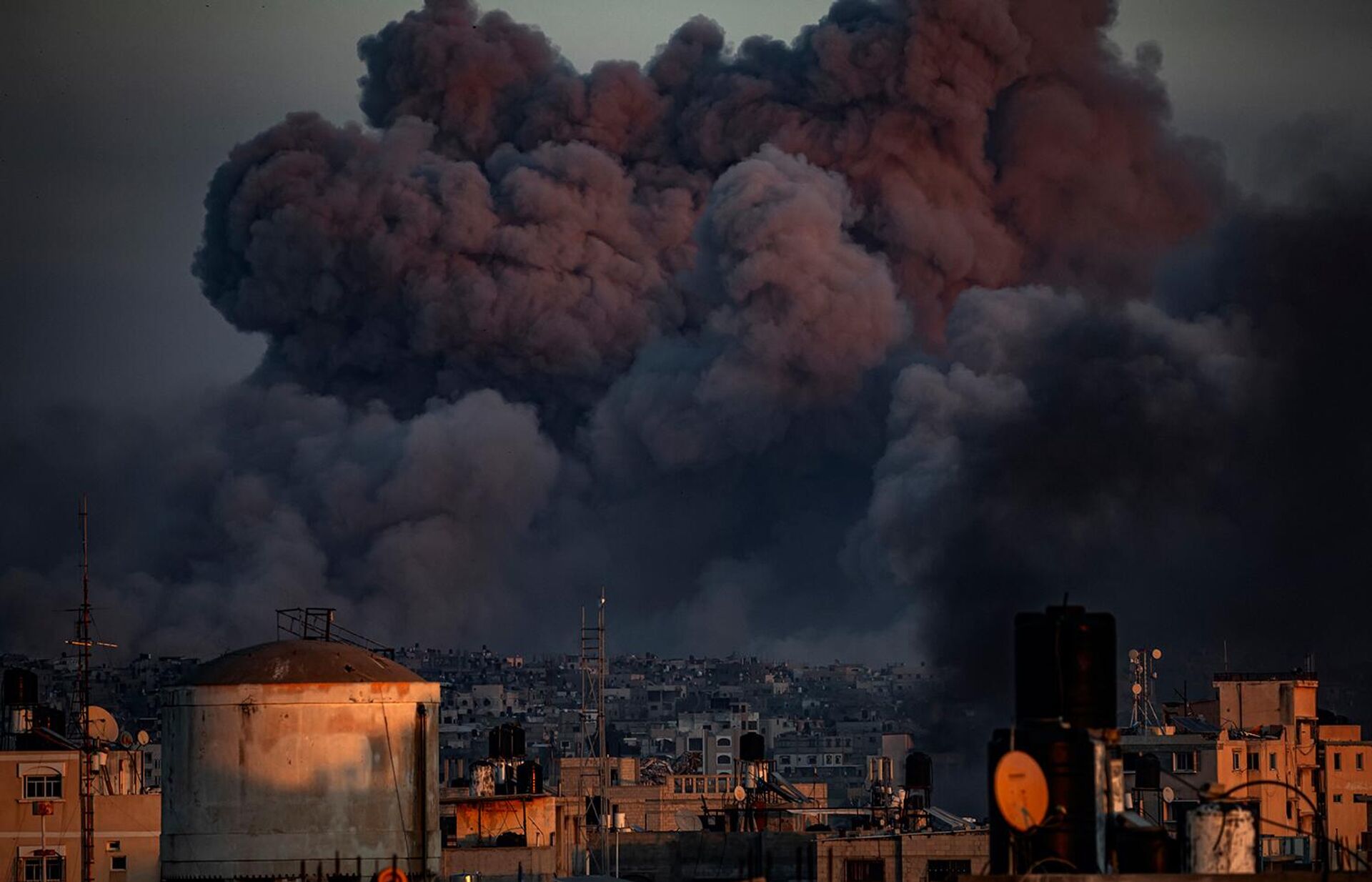 1-е место в номинации Главные новости, серии: фотография Абдельрахмана Аль-Кахлута (Оккупированная Палестинская территория) Газа: эхо геноцида - Sputnik Армения, 1920, 18.11.2025