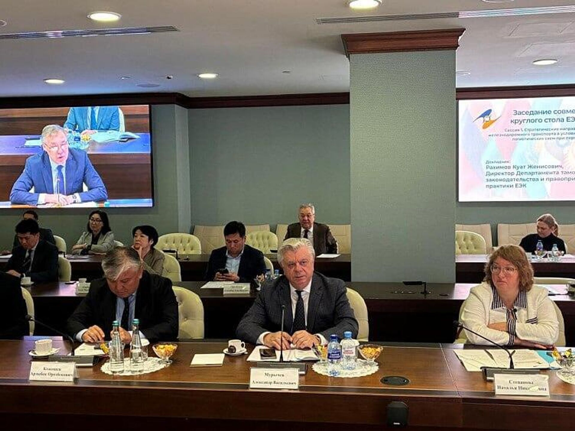 В здании Евразийской экономической комиссии в гибридном формате состоялся круглый стол на тему Современные тенденции развития железнодорожного транспорта — новые логистические решения, инфраструктурное развитие и инновации (18 ноября 2025). Москва - Sputnik Армения, 1920, 18.11.2025