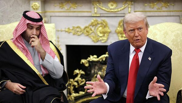 Президент США Дональд Трамп с наследным принцем и премьер-министром Саудовской Аравии Мухаммедом бин Салманом во время двусторонней встречи в Овальном кабинете Белого дома (18 ноября 2025). Вашингтон - Sputnik Армения