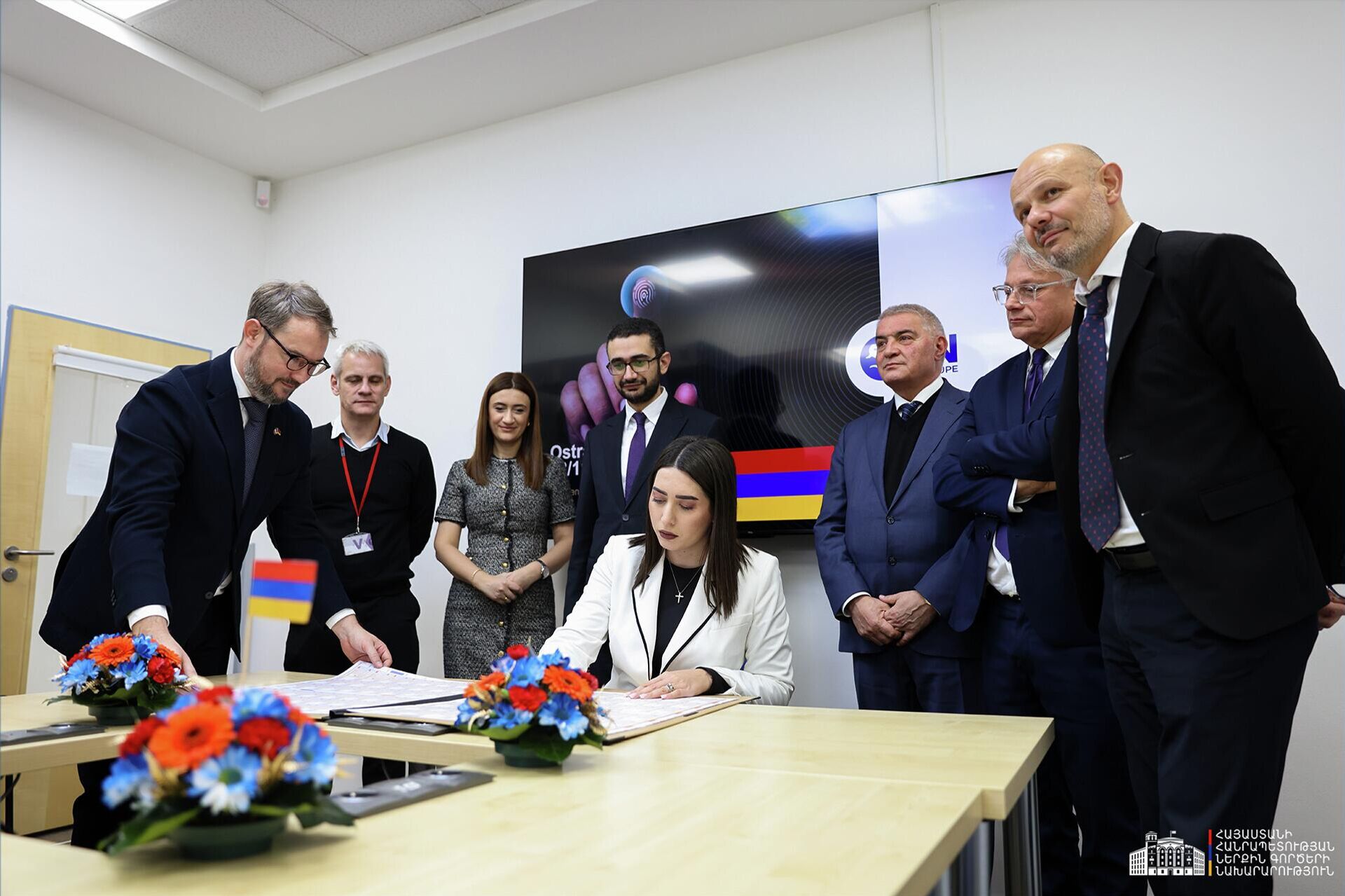 Министр внутренних дел Арпине Саркисян посетила производственный комплекс французской компании IN Group в Остраве и утвердила новый внешний вид и элементы защиты удостоверения личности для начала производства (19 ноября 2025). Чехия - Sputnik Армения, 1920, 19.11.2025