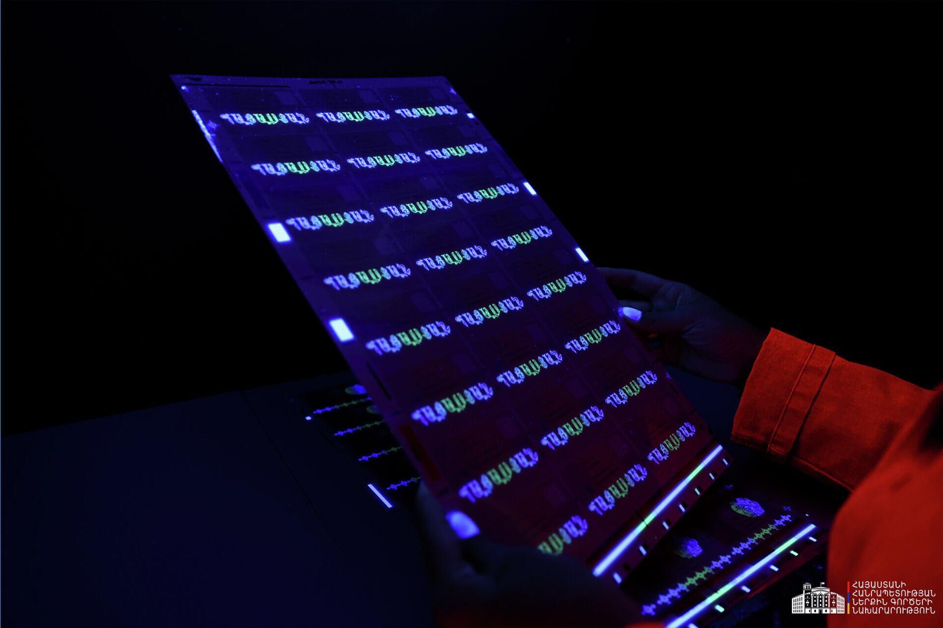 Министр внутренних дел Арпине Саркисян посетила производственный комплекс французской компании IN Group в Остраве и утвердила новый внешний вид и элементы защиты удостоверения личности для начала производства (19 ноября 2025). Чехия - Sputnik Արմենիա, 1920, 19.11.2025