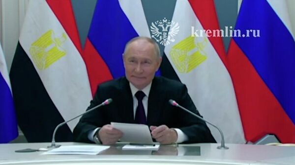 Путин и президент Египта принимают участие в церемонии установки корпуса реактора энергоблока АЭС Эль-Дабаа - Sputnik Армения